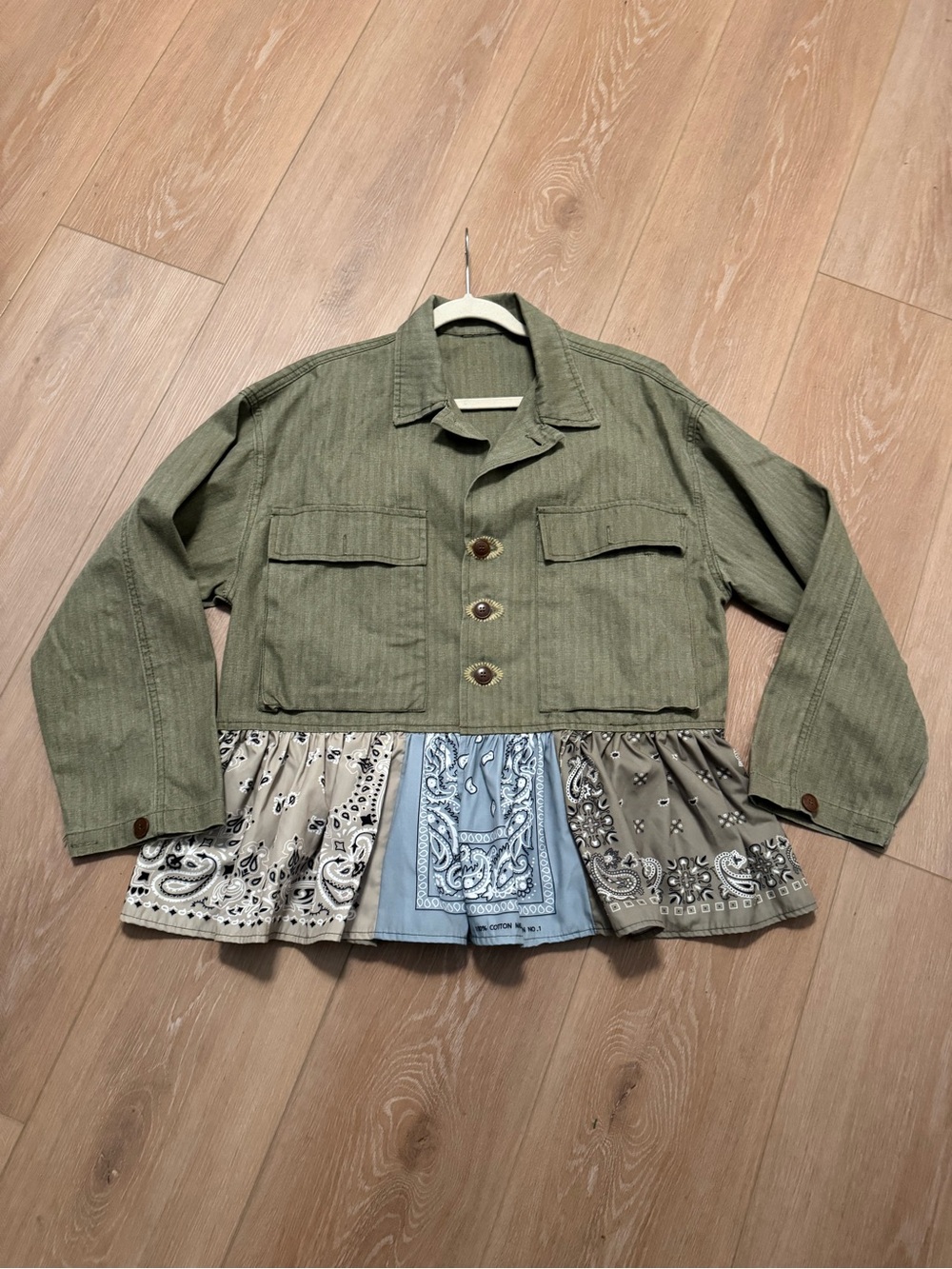 Vintage-Inspired Olive Green Denim Utility Jacket with Bandana Hem - Picture 5 of 7